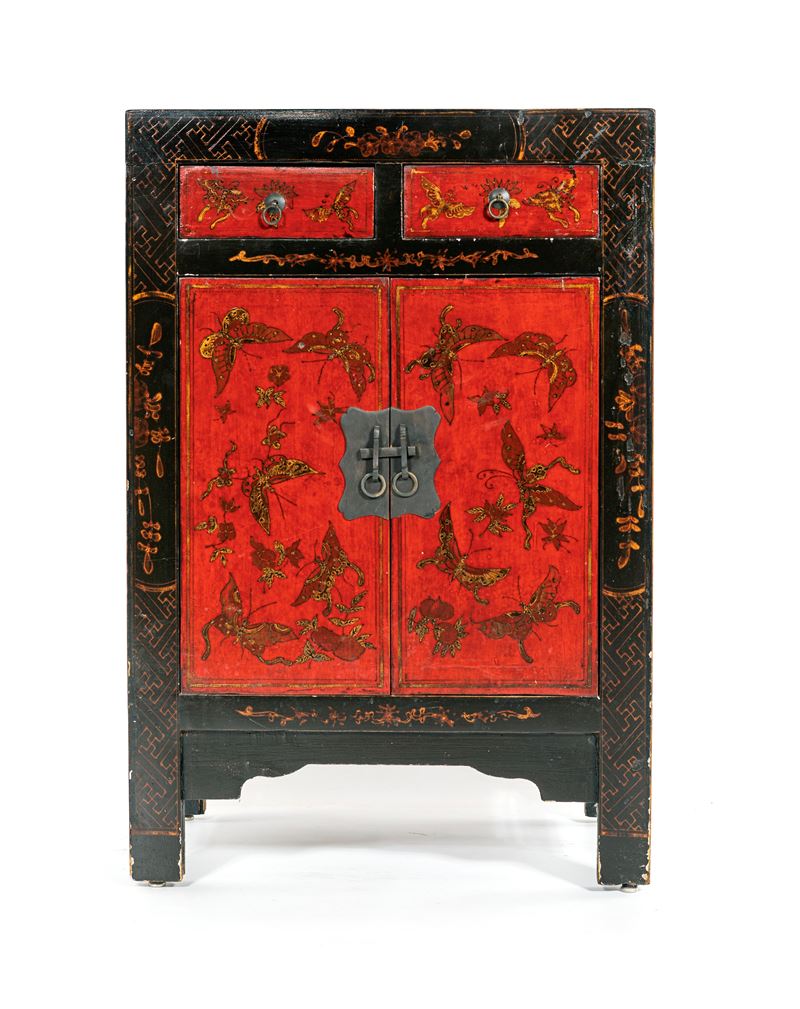 Mobiletto in legno laccato rosso e nero con farfalle, Cina, XX secolo