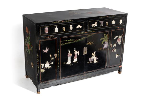 Credenza in legno laccato nero con motivi decorativi applicati, Cina, XX secolo