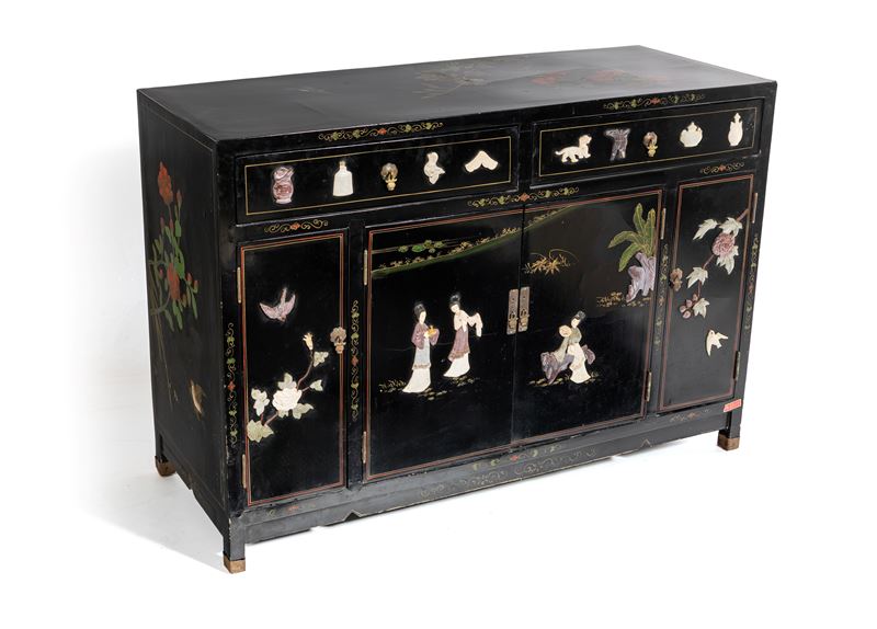 Credenza in legno laccato nero con motivi decorativi applicati, Cina, XX secolo