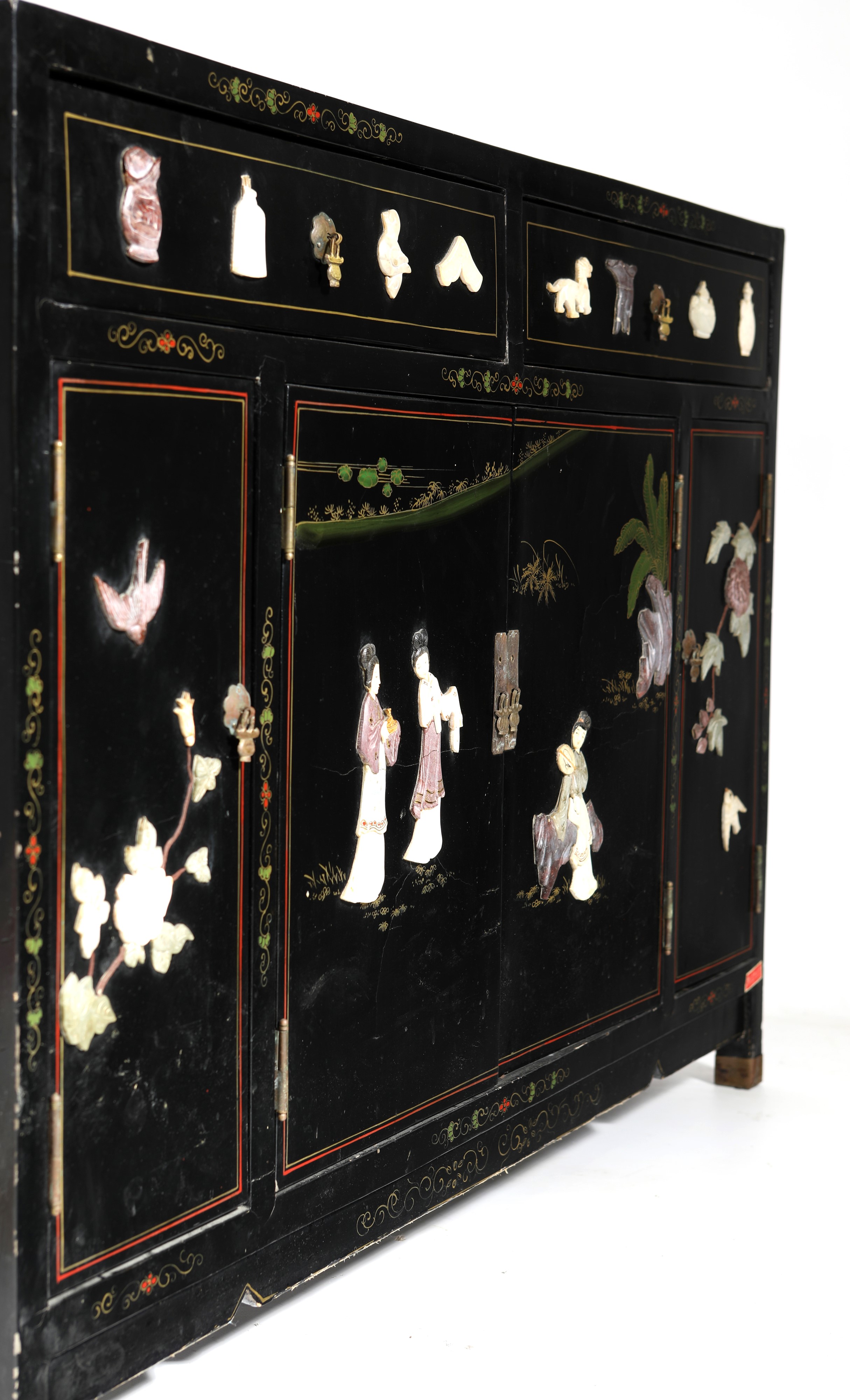 Credenza in legno laccato nero con motivi decorativi applicati, Cina, XX secolo