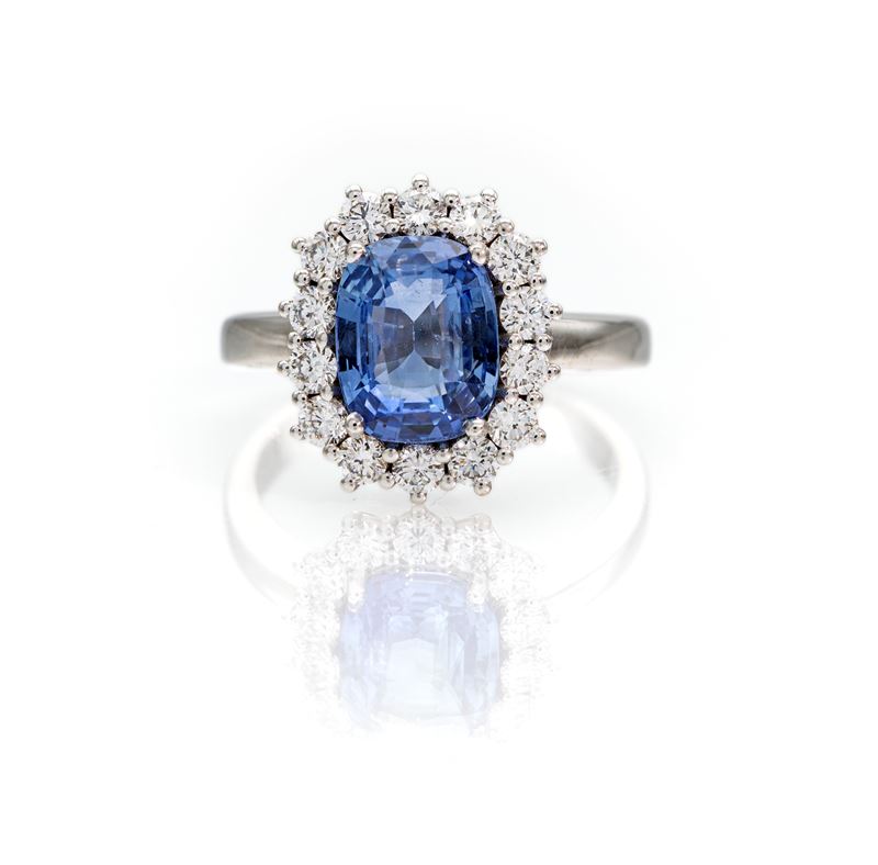 Anello in oro, zaffiro e brillanti