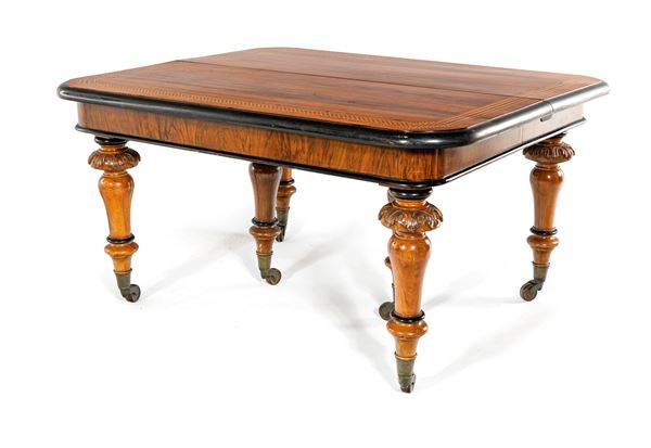 Tavolo allungabile con profili intarsiati e ciglio ebanizzato, con cinque prolunghe