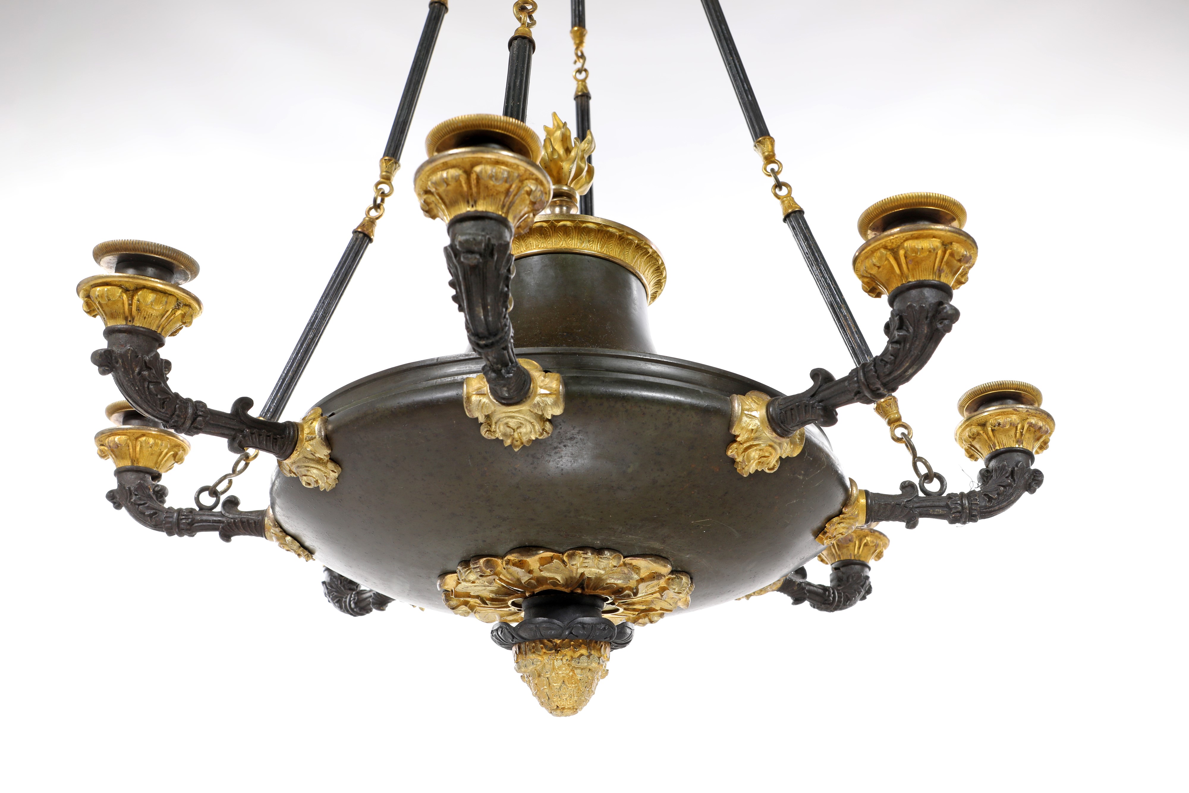 Lampadario a trottola d'epoca Impero, struttura in metallo brunito e finiture in bronzo dorato