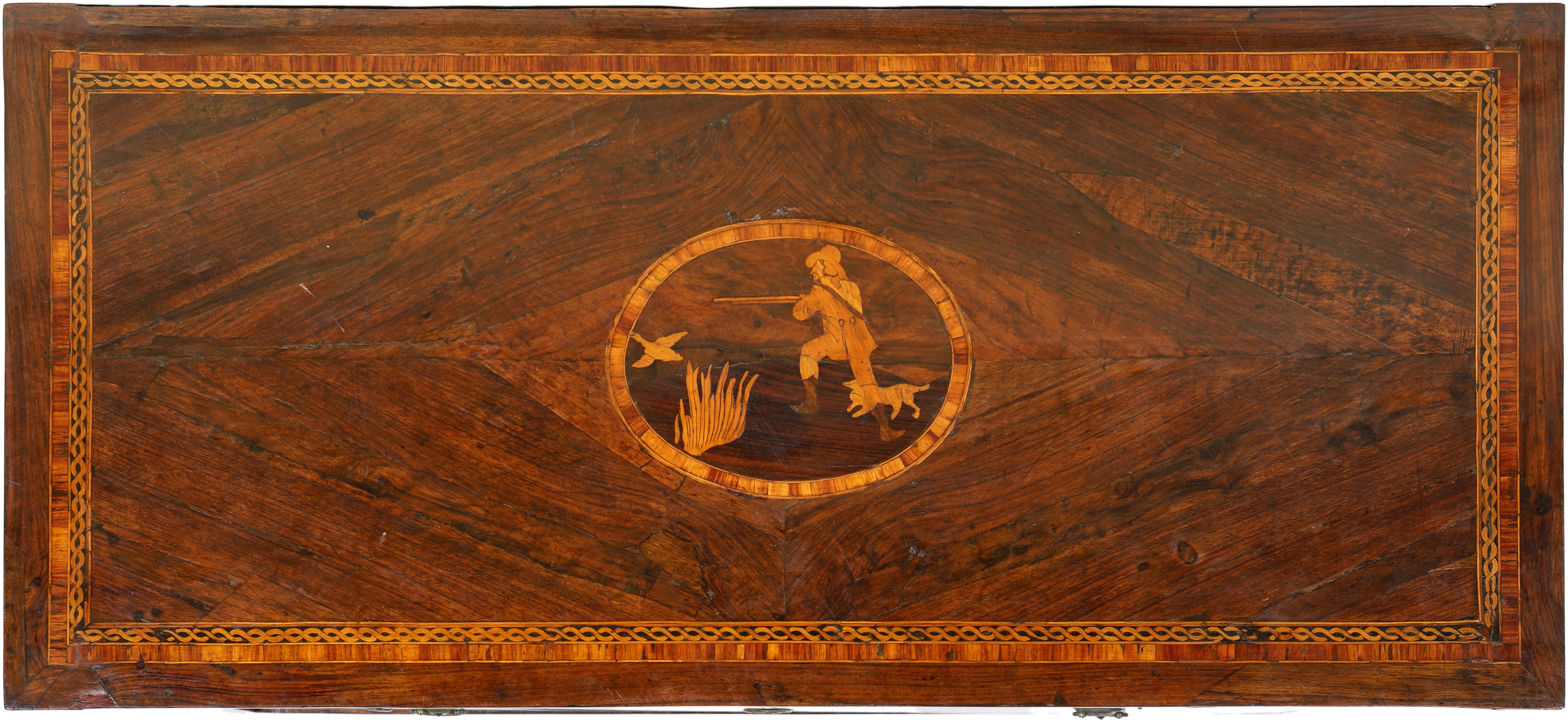 Cassettone intarsiato a tre cassetti, fine del XVIII secolo