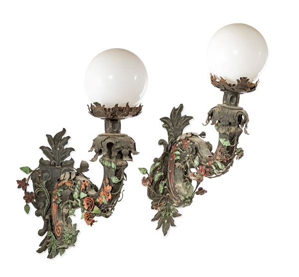 Coppia di grandi appliques in legno ebanizzato e ferro battuto dipinto