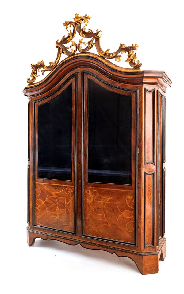 Grande armadio a due ante in legno intarsiato con profili ebanizzati, XVIII secolo