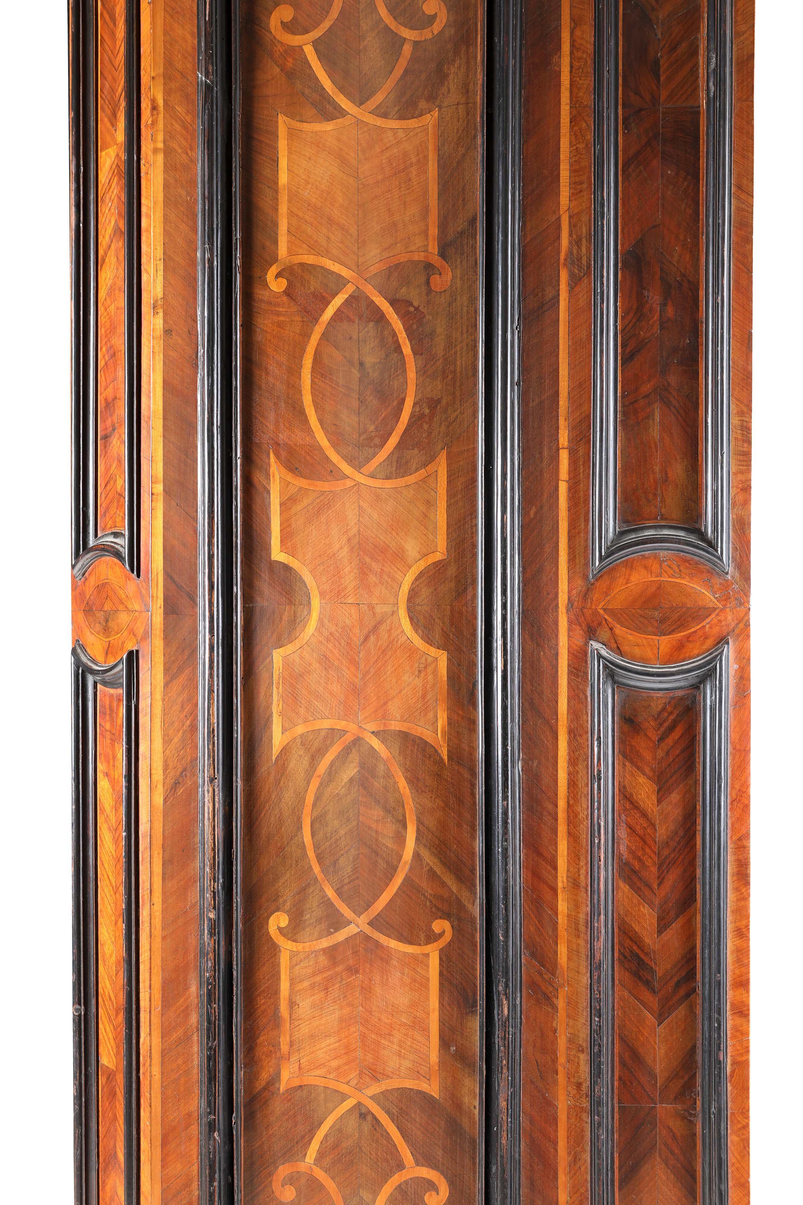 Grande armadio a due ante in legno intarsiato con profili ebanizzati, XVIII secolo