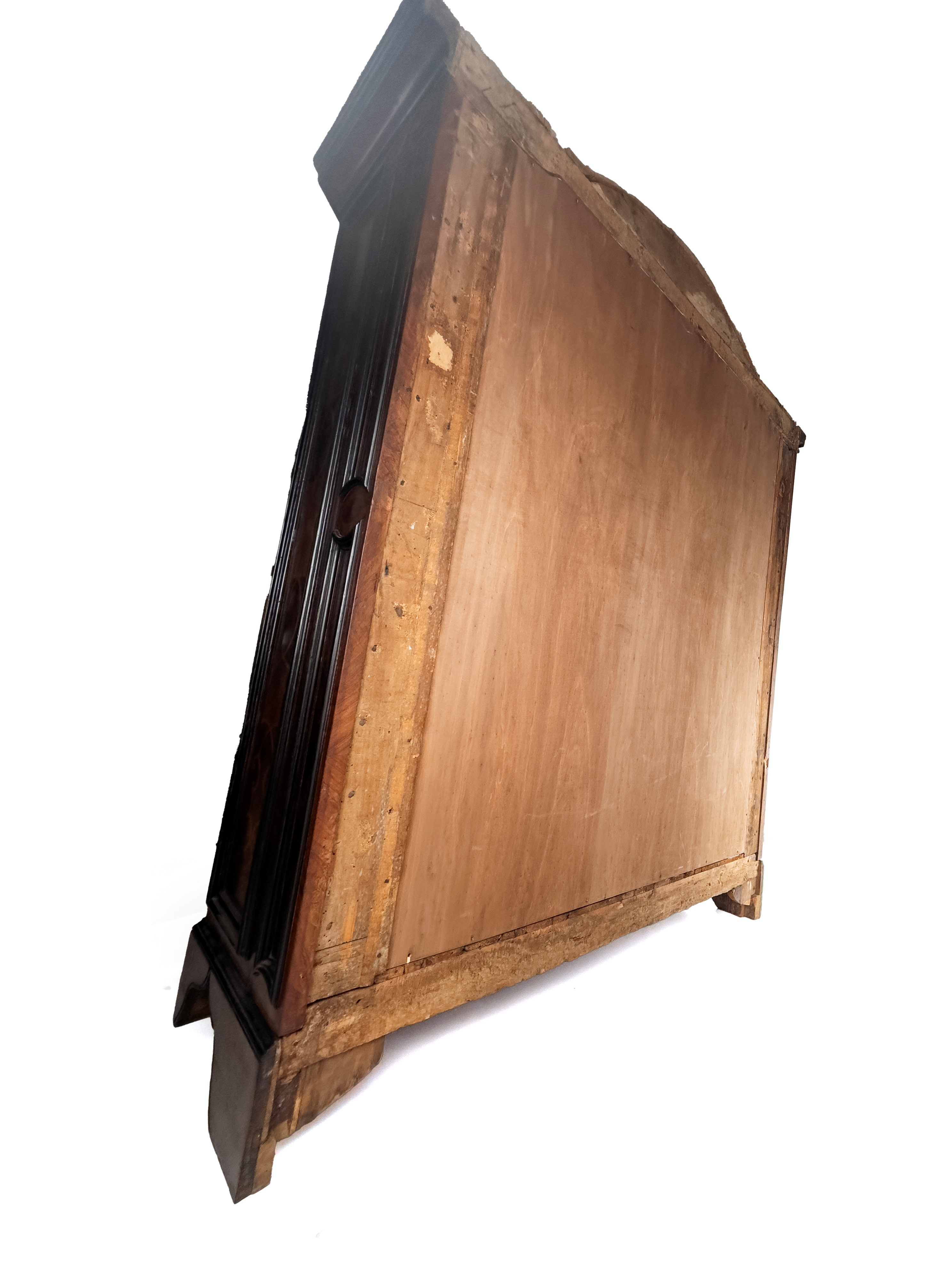 Grande armadio a due ante in legno intarsiato con profili ebanizzati, XVIII secolo