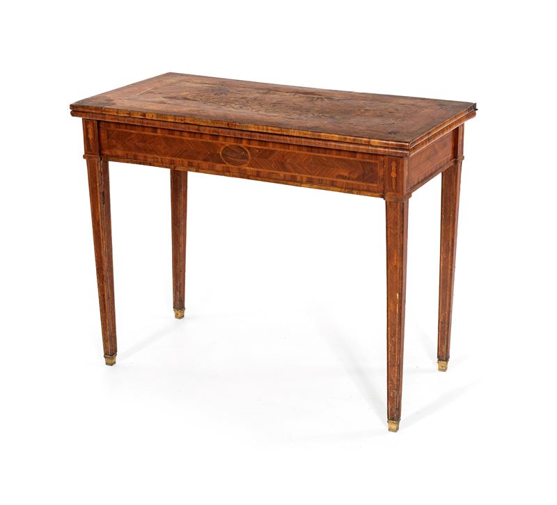 Tavolo da gioco in legno intarsiato con piano a libretto