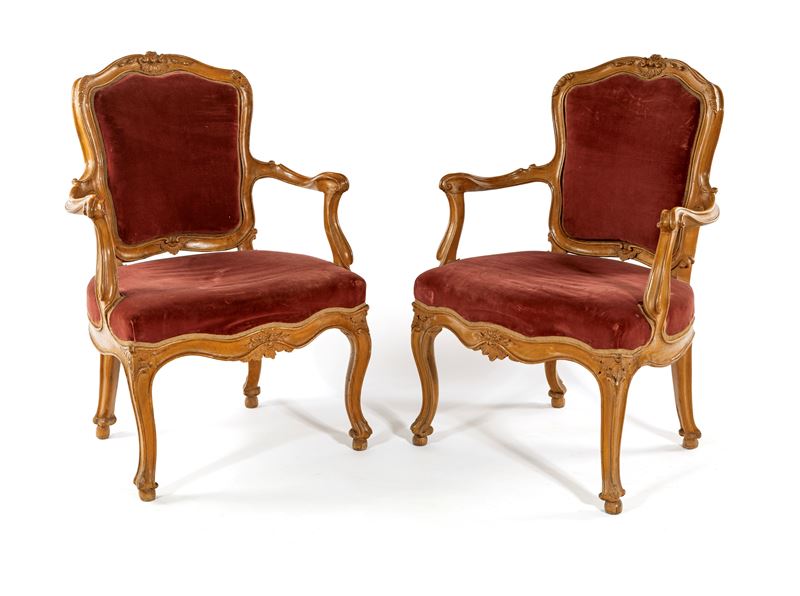 Coppia di poltrone in noce, XIX secolo