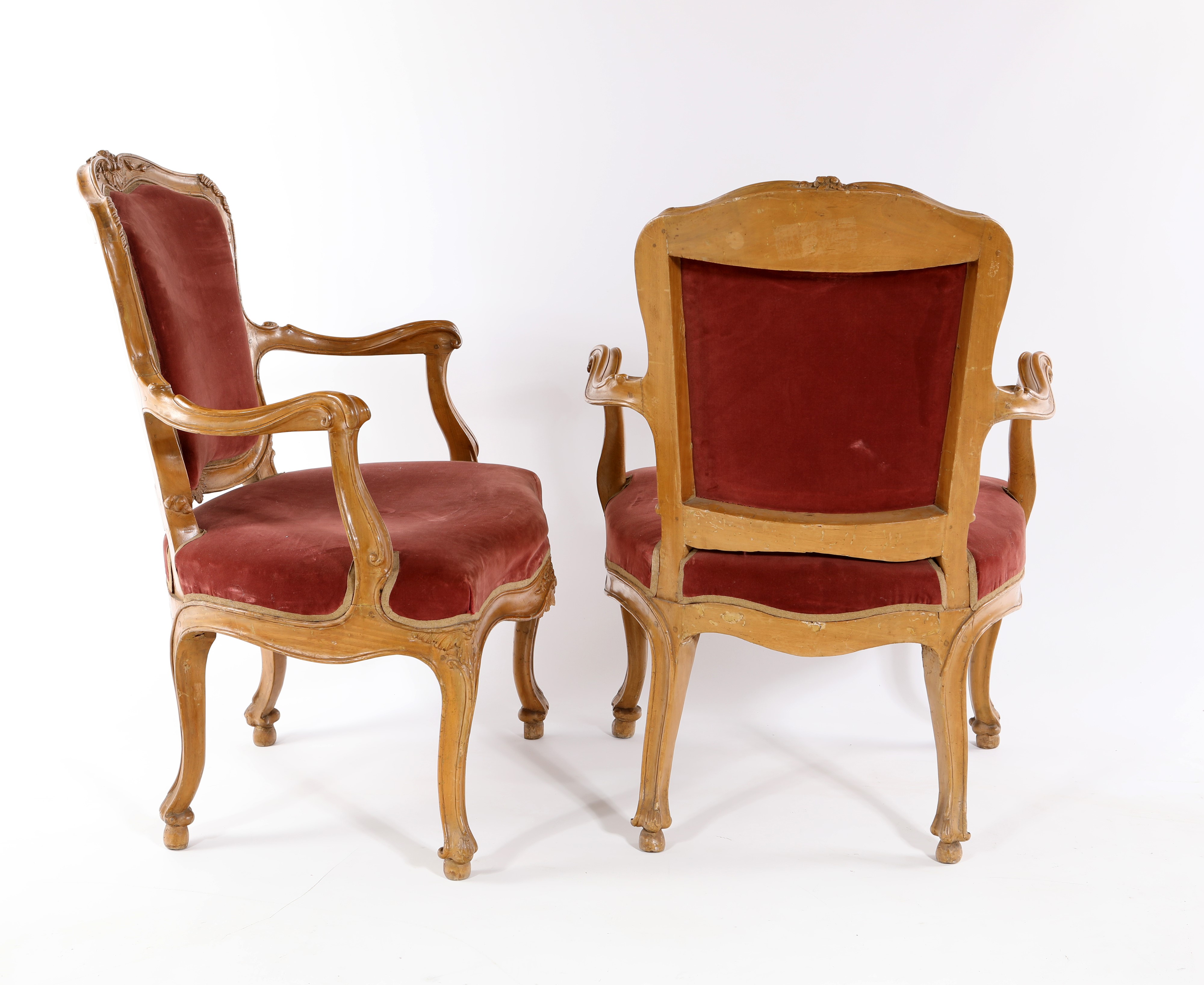 Coppia di poltrone in noce, XIX secolo