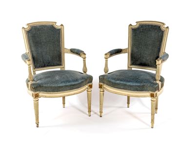 Coppia di poltroncine Luigi XVI, legno laccato bianco e oro, con rivestimento in velluto azzurro,...