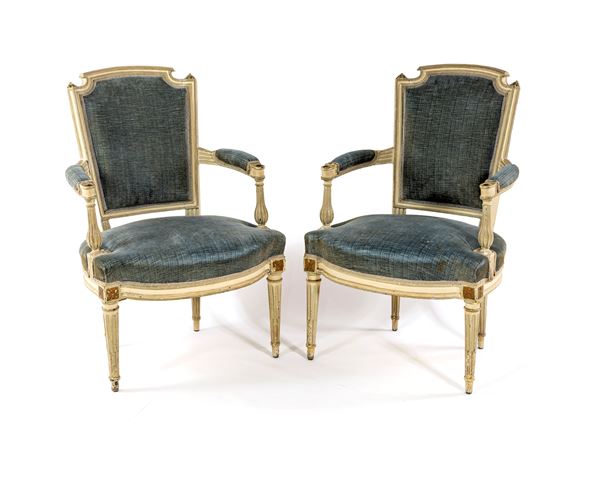Coppia di poltroncine Luigi XVI in legno laccato bianco e oro, XIX secolo