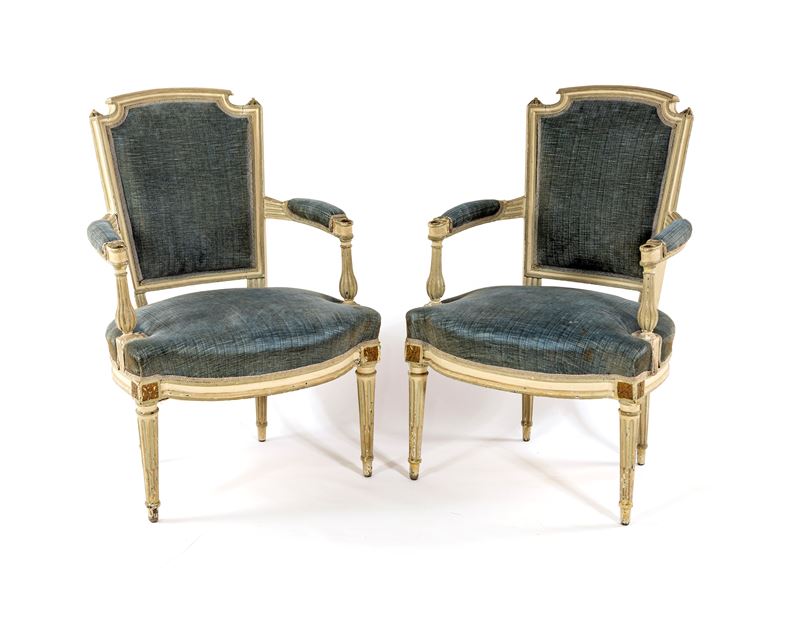 Coppia di poltroncine Luigi XVI, legno laccato bianco e oro, con rivestimento in velluto azzurro,...