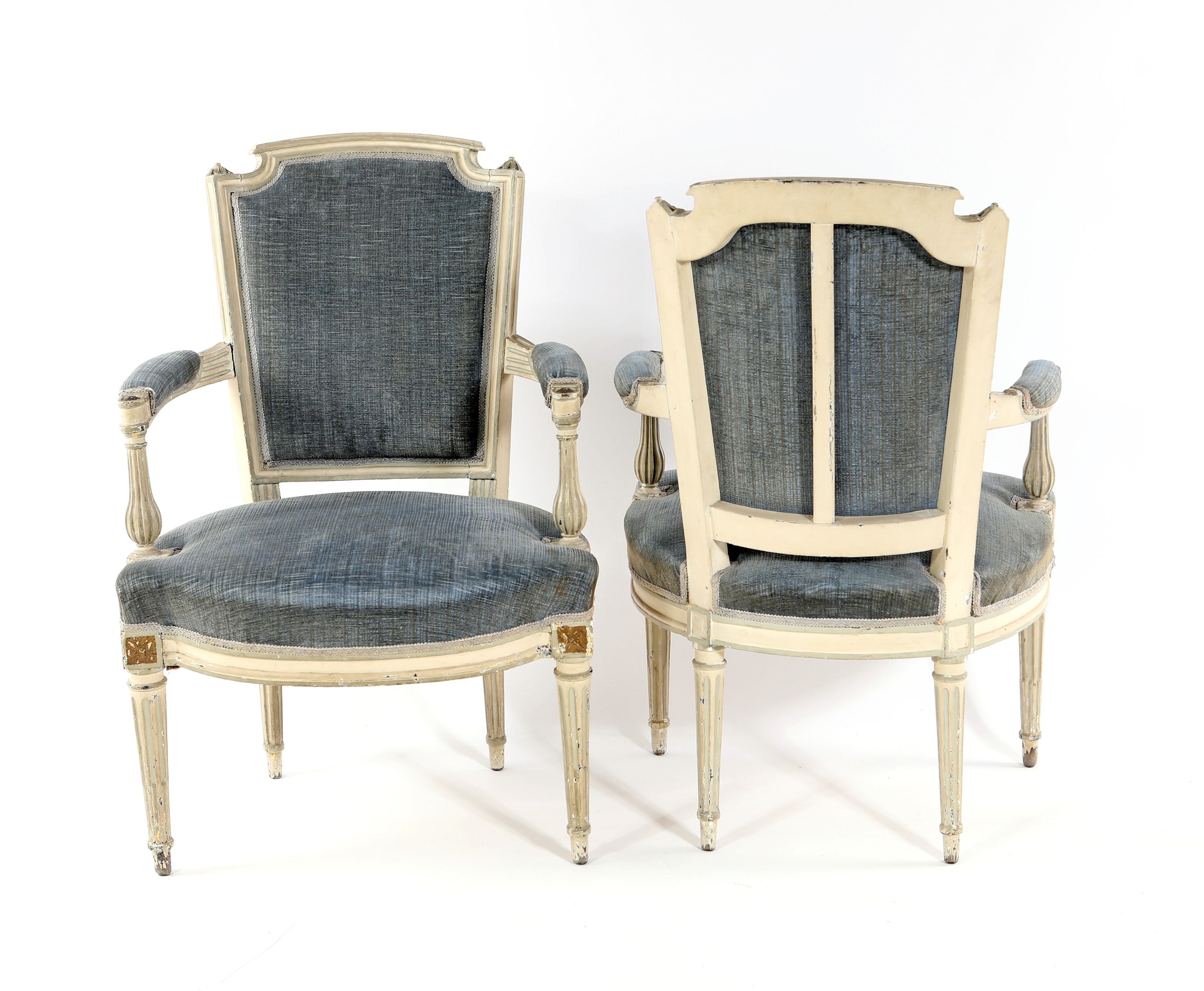 Coppia di poltroncine Luigi XVI, legno laccato bianco e oro, con rivestimento in velluto azzurro,...