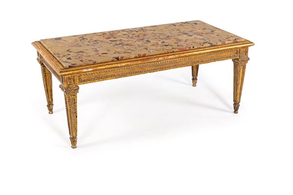 Tavolino basso in legno dorato con piano incassato in breccia d'Aleppo