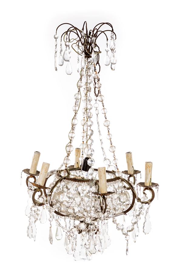 Lampadario a paniere in cristallo a sei bracci ed una luce centrale