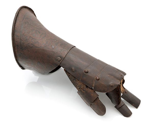 Bracciale di armatura in metallo inciso, Parabraccio da arciere in metallo, XIX/XX secolo