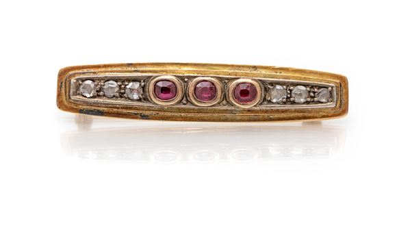 Spilla in oro, argento, 3 rubini e diamanti