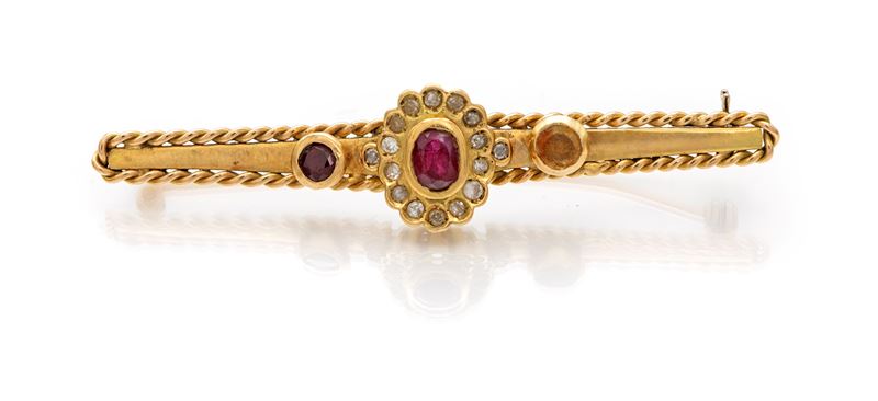 Spilla in oro giallo 750/000 con pietre rosse e diamanti