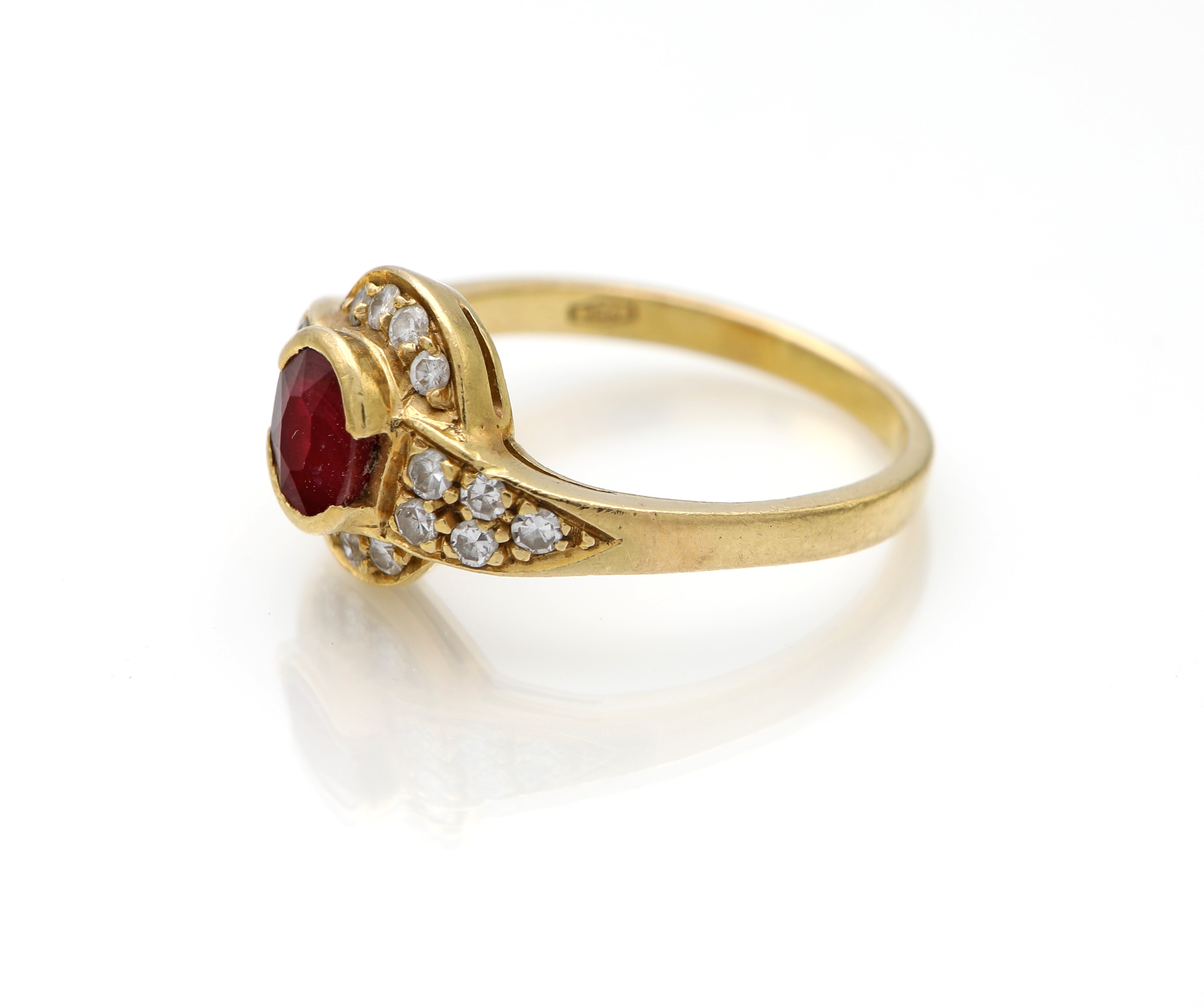 Anello in oro 750/000 con rubino e brillanti, misura 17