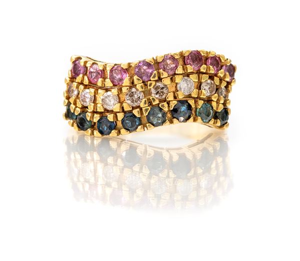 Anello a tre riviere in oro, rubini, diamanti, zaffiri