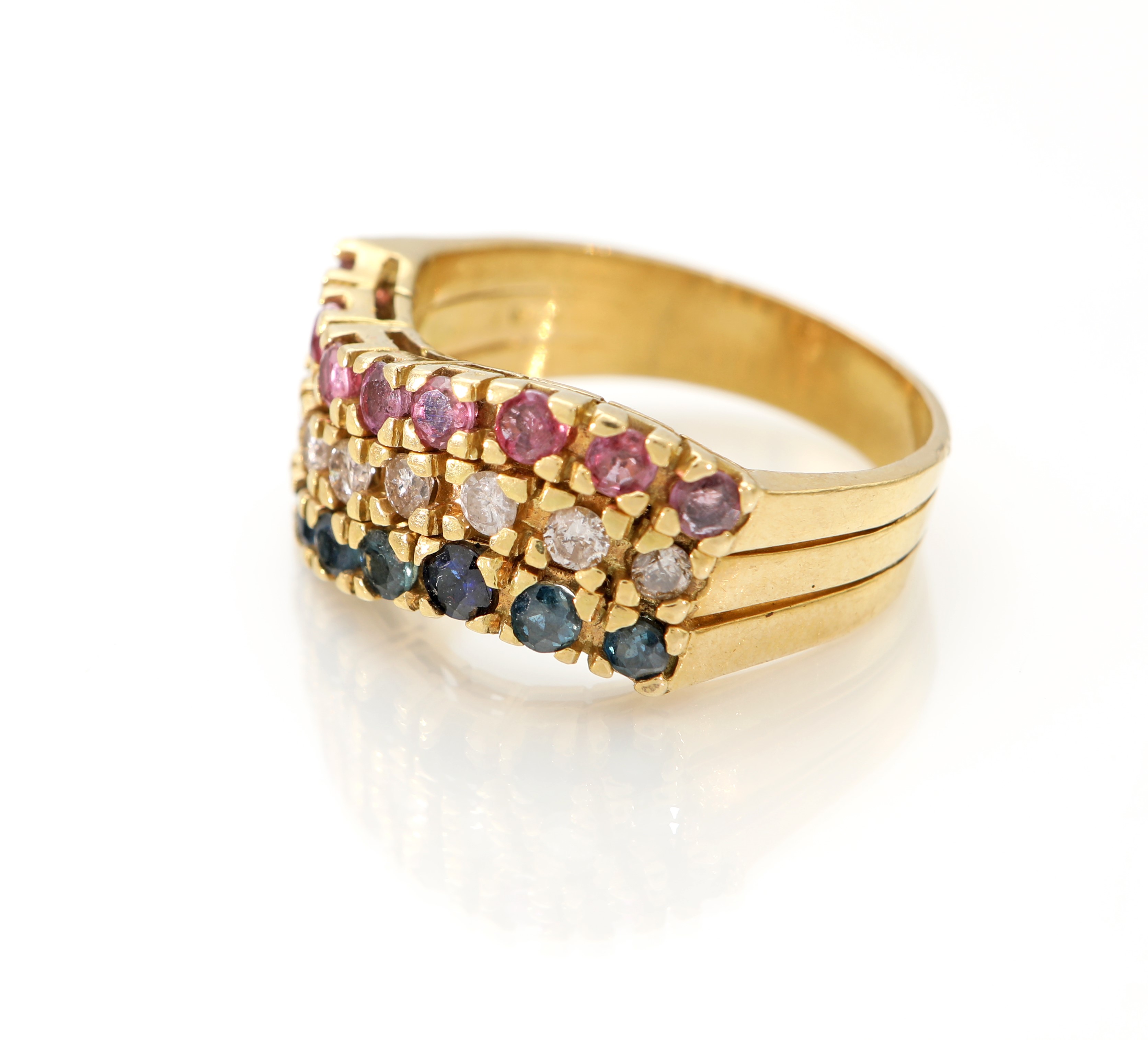 Anello a tre riviere in oro, rubini, diamanti, zaffiri
