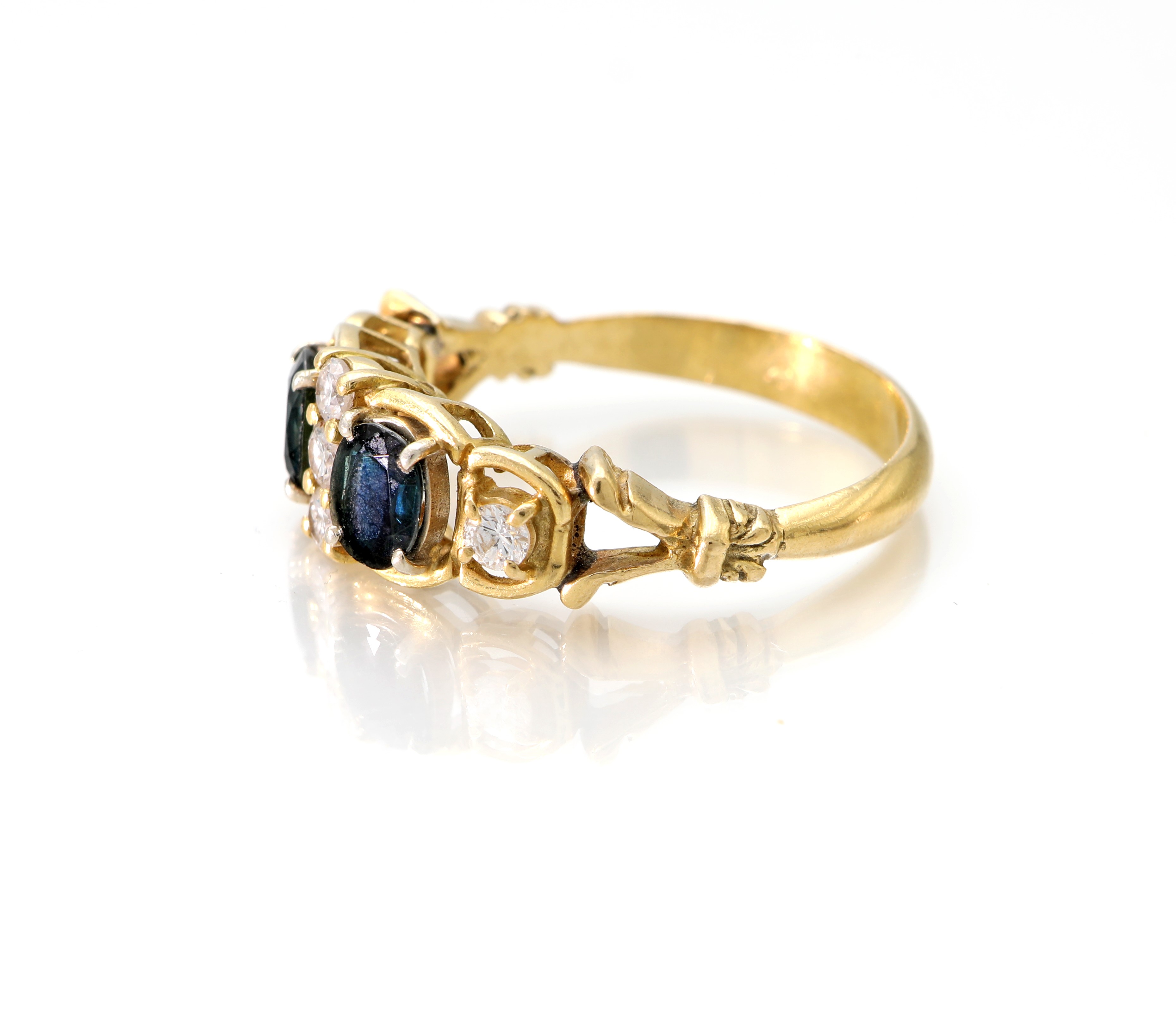 Anello in oro giallo 750, con brillanti e zaffiri