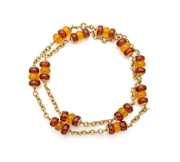 Lunga collana a laccio in oro e ambra policroma