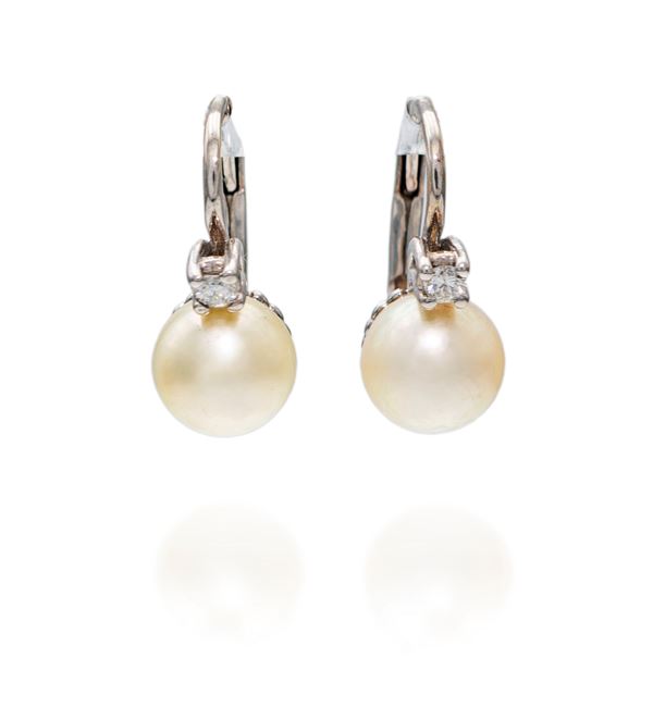 Coppia di orecchini in oro, con perle e brillanti