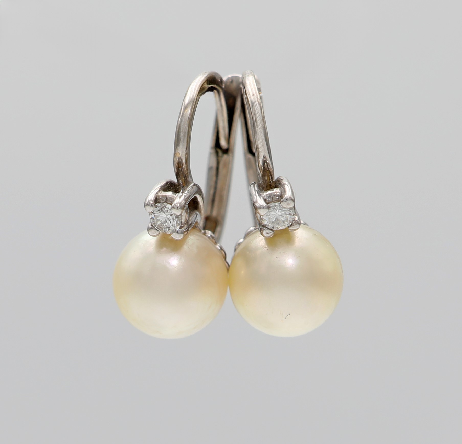 Coppia di orecchini in oro bianco 750/000 con perle e brillanti