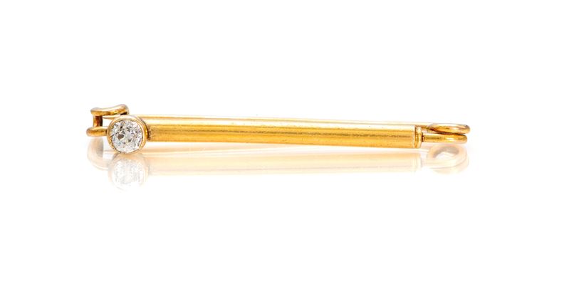 Spilla in oro giallo 750/000 e diamanti, lunghezza cm 5