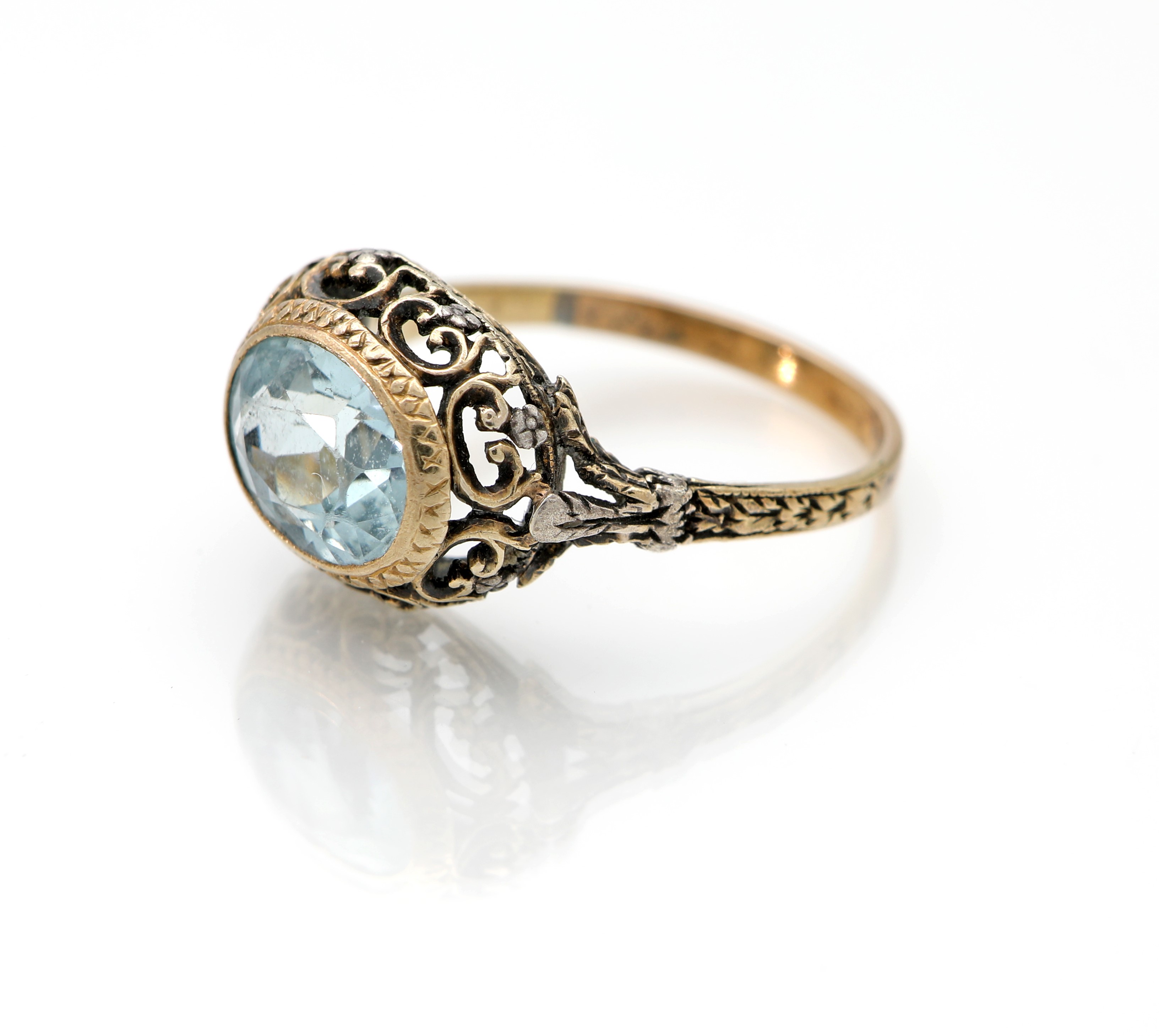 Anello antico in oro giallo 750/000, argento e acquamarina