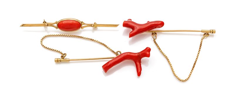 Gruppo di tre spille in oro giallo 750 e corallo