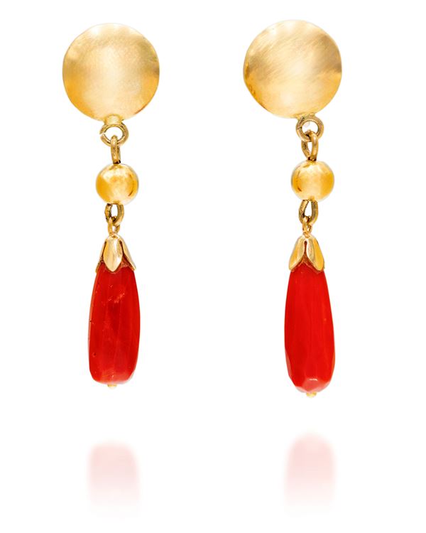 Coppia di orecchini pendenti in oro e corallo