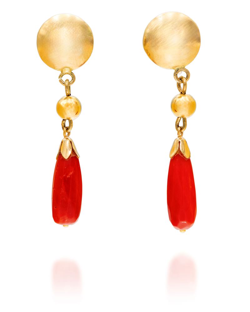 Orecchini pendenti in oro giallo 750 con corallo, lunghezza cm 4