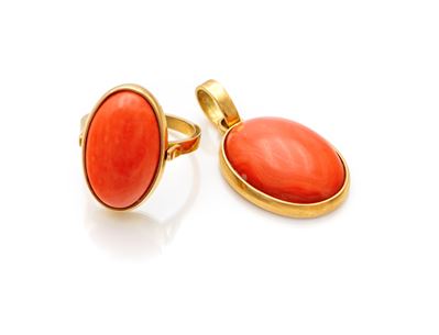 Anello e pendente in oro giallo 750/000 con corallo, 20 g