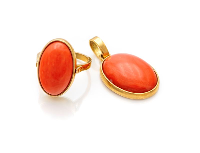 Anello e pendente in oro giallo 750/000 con corallo, 20 g