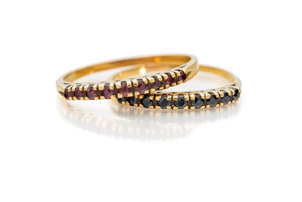 Coppia di fedi in oro, zaffiri e rubini