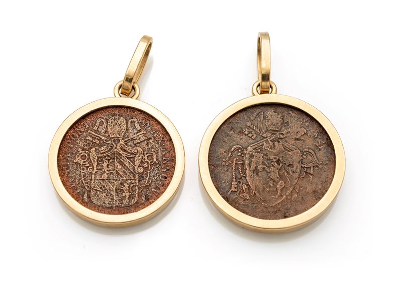 Coppia di pendenti in oro e baiocchi.