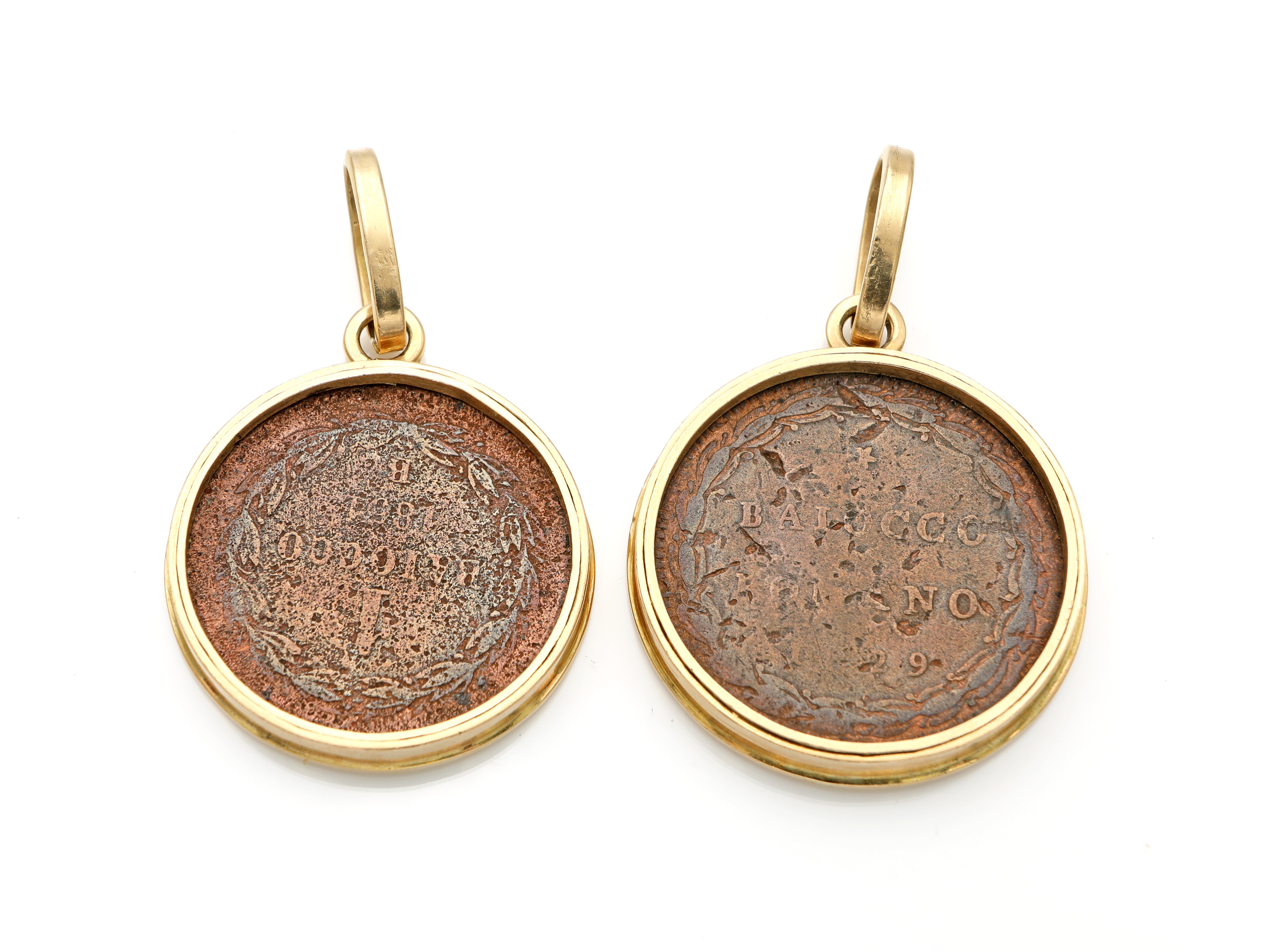 Coppia di pendenti in oro e baiocchi.