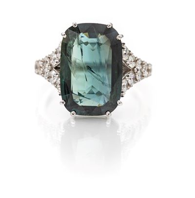 Anello in oro bianco 750/1000 con zaffiro taglio cuscino e diamanti