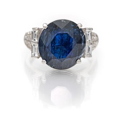 Anello in oro bianco 750 con zaffiro birmano ct. 9,76 e diamanti ct. 1,10