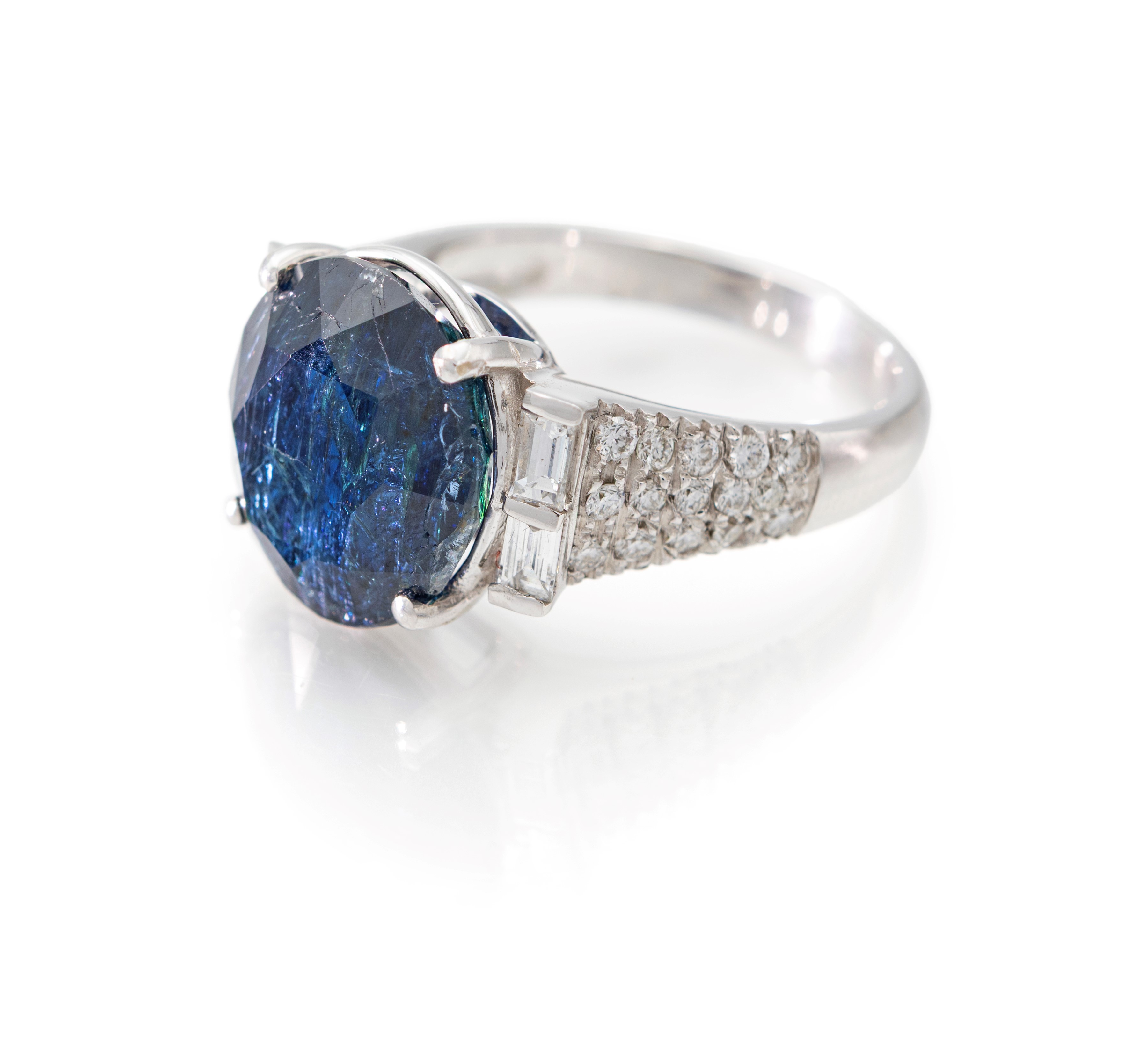 Anello in oro bianco 750 con zaffiro birmano ct. 9,76 e diamanti ct. 1,10