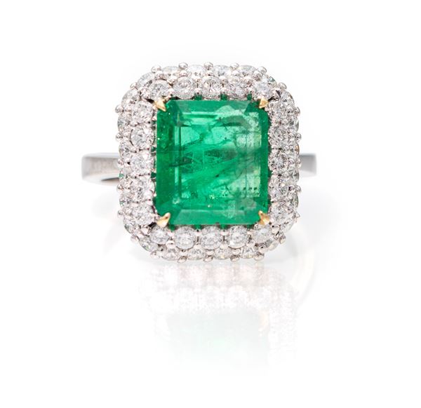 Anello in oro, brillanti e smeraldo