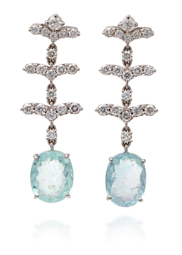 Coppia di orecchini pendenti in oro brillanti e tormaline Paraiba