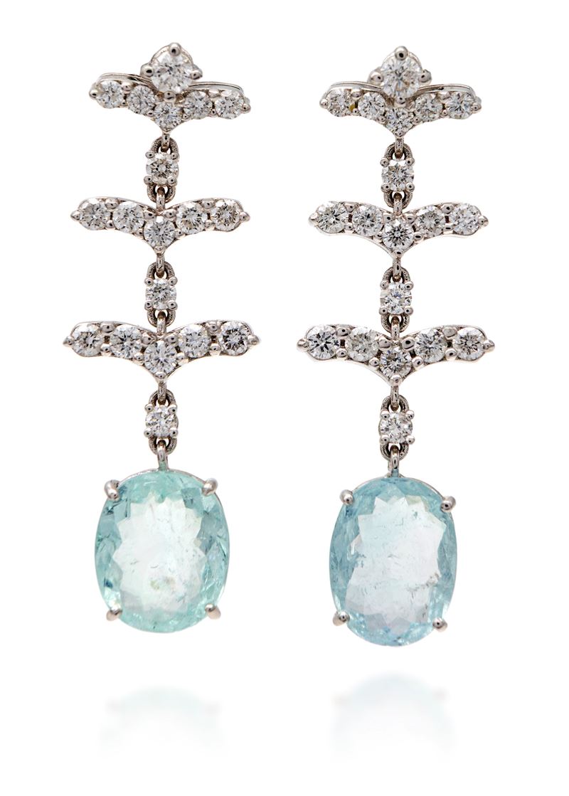 Coppia di orecchini pendenti in oro brillanti e tormaline Paraiba