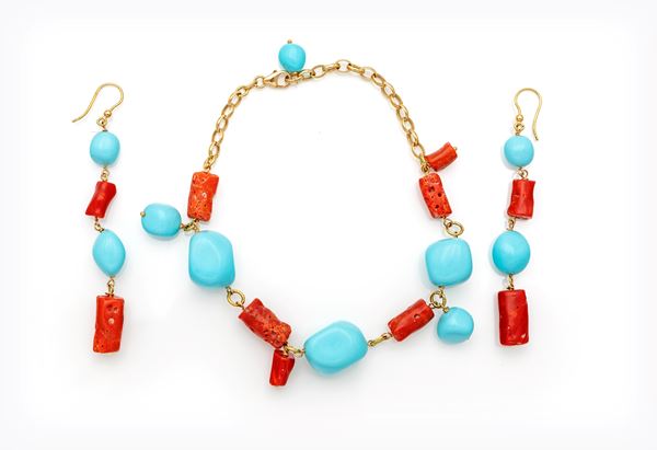 Parure orecchini e bracciale in oro, turchese e corallo rosso.