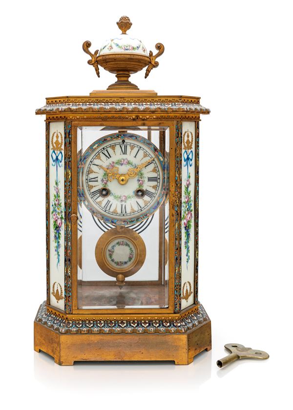 Orologio da tavolo in vetro e metallo con dettagli in porcellana, Francia, XX secolo