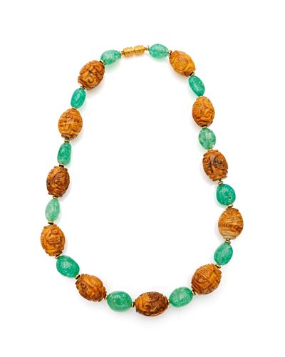 Collana in oro giallo 750/000 con smeraldi e pietre dure incise